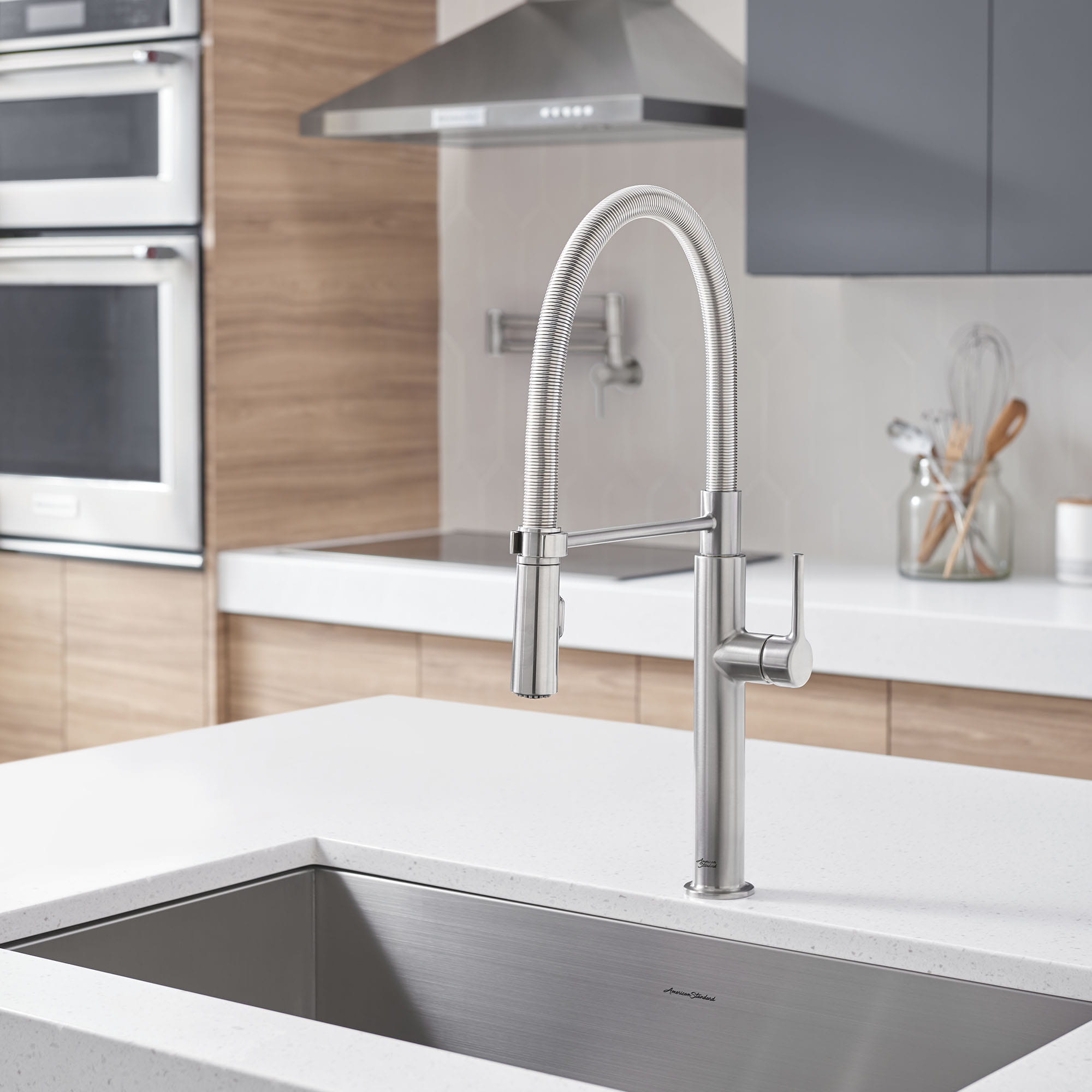 Robinet de cuisine rétractable Studio S Semi-Pro avec bec à ressort hélicoïdal et jet double